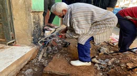 عيب و عار: انفجار محول كهربائي و غياب المسؤولين يدفع سكان حي السلام لإصلاح العطب بأنفسهم