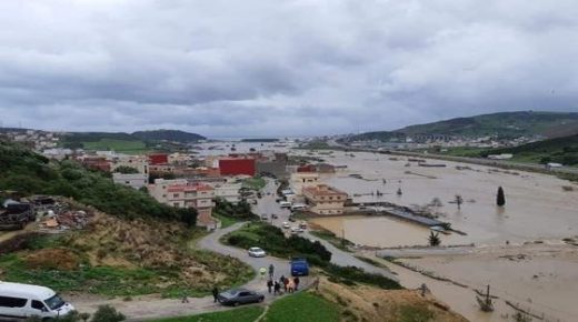 بعد الدار البيضاء و طنجة و تطوان ، الفيضانات و السيول تضرب القصر الصغير و تحاصر الساكنة