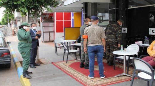 Les autorités locales de Ben Msik veillent au respect des mesures sanitaires au niveau des cafés, le premier jour de la phase 2 du déconfinement. 25062020 – Casablanca