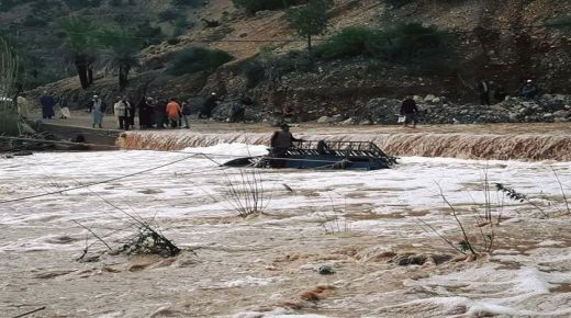 ياربي السلامة و العافية…السيول تجرف سيارة على متنها 5 أشخاص و تلميذ في عداد المفقودين