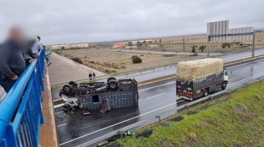 ردو البال من الكليساج …حادثة سير خطيرة جدا كاميو طاح من فوق القنطرة فوسط الطريق السيار