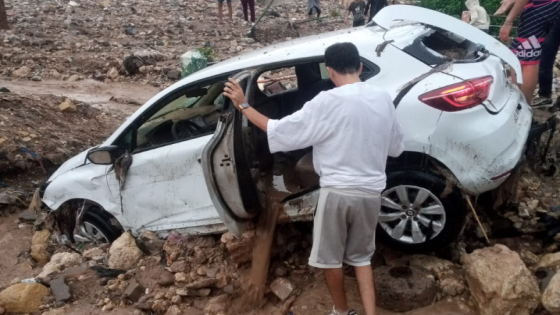 يا ربي السلامة : أمطار رعدية طوفانية تسببت في كارثة و الحقت أضرارا بمحلات تجارية و جرفت مجموعة من السيارات