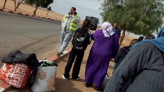 هادشي خطير : سائق حافلة لنقل المسافرين يرمي بالركاب في قارعة الطريق