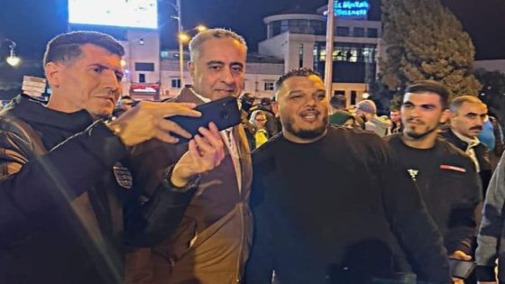 المدير العام للبوليس و المخابرات السيد عبد اللطيف حموشي يلتقط صورا مع المواطنين بطنجة