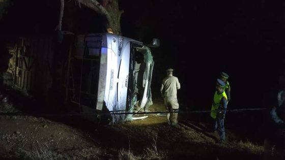 فاجعة جديدة.. انقلاب حافلة لنقل المسافرين يخلف عشرات الجرحى على مستوى واد إفران