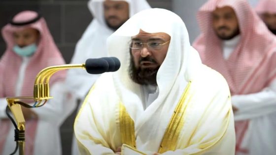 الامام عبد الرحمان السديس يحذر المعتمرين من رفع علم فلسطين: “رجال الأمن بالمرصاد” و انتم أتيتم للعبادة و ليس لرفع الشعارات