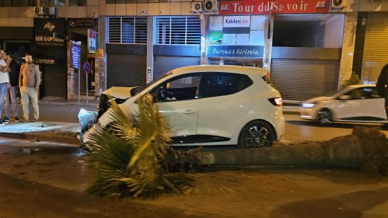 هادشي غير دابا : حادثة سير مروعة بفاس تتسبب في تضرر الرصيف و اقتلاع شجرة للجماعة