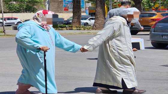 العشرة عندها ناسها : مسن وسط فاس شاد يد مراتو مريضة و قاطع بها الشارع في منظر كايبين المودة و الرحمة