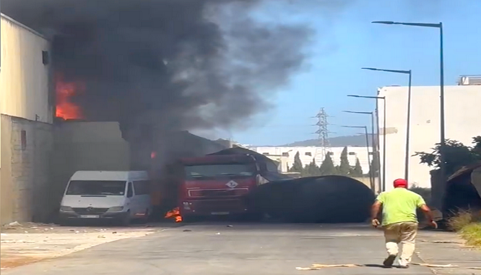 يا ربي السلامة : العافية شعلات في معمل في منطقة مغوغة بطنجة و دوي الانفجارات خلع المواطنين و العمال