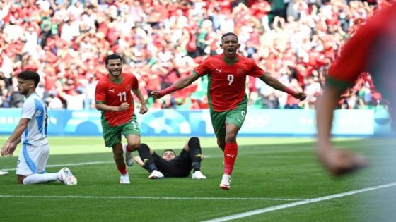 مباراة المنتخب المغربي والأرجنتيني لم تنتهِ رسميًا و الحكم سيفط اللاعبين لمستودع الملابس و ها علاش