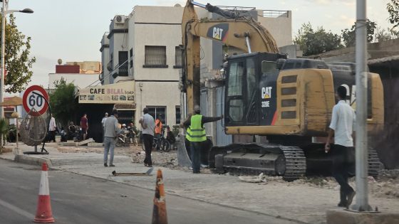 السلطات المحلية بأولاد الطيب تصلح ما أفسده الزمن و تهدم واجهات البنايات المخالفة على الطريق الرئيسية لمطار فاس سايس الدولي