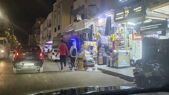 واش الوالي الجامعي يقدر يبدا بشارع السلام بالنرجس ؟ تنامي ظاهرة إحتلال الملك العمومي والأرصفة بشارع السلام بفاس يسائل طارق بحاش قائد الملحقة الإدارية النرجس