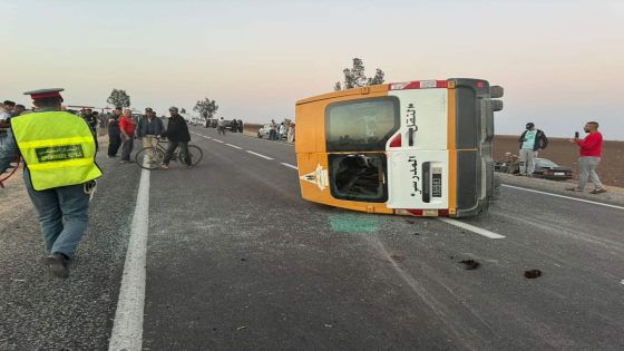 السلامة يا ربي . . . اصابة 19 تلميذ بجروح بعد انقلاب سيارة للنقل المدرسي بسبب الغيس