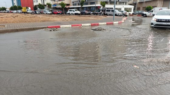 فينك ا لاراديف ؟ أمطار خفيفة بفاس تتسبب في انفجار قنوات الصرف الصحي و انتشار الروائح الكريهة بحي النخيل وسط استياء الساكنة