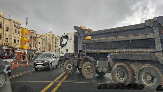 سلوك متهور لسائق شاحنة شركة أشغال طريق صفرو بفاس يُثير الفوضى