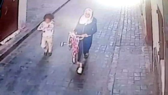 متسولة بغات تختاطف طفلة صغيرة و بائع الدجاج نقذها و ها كيفاش حاصرها حتى جاو البوليس