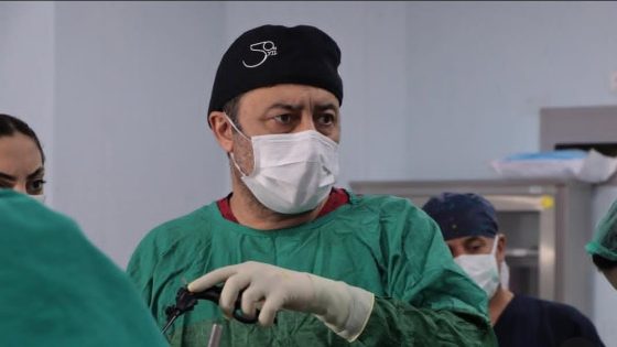 الدكتور إركان يالتشين.. جراح تركي يكسب ثقة العالم بإنسانيته وكفاءته