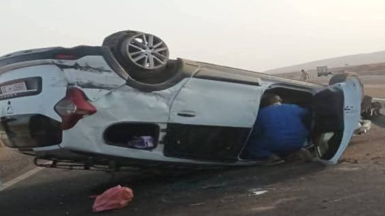 يا ربي السلامة : انفجار إطار يتسبب في انقلاب سيارة أجرة كبيرة و ها فين