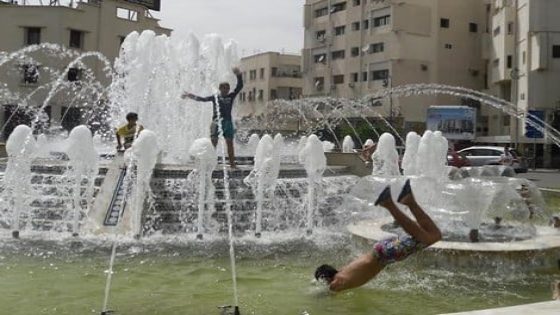 أطفال فاس كيعومو فالنافورات و العمدة شاد المسابح الجماعية