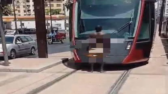 مهاجر إفريقي يعترض طريق الطرامواي في حالة غير طبيعية و هو عريان