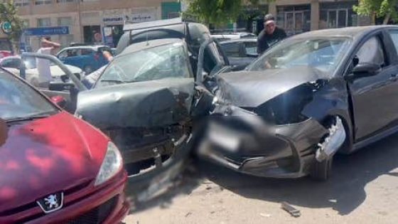 كسيدة خايبة بين جوج طوموبيلات سيفطات سيدة للسبيطار في حالة خط_يرة