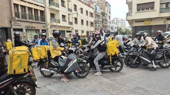 عمال كلوفو منوضين الروينة قدام الشركة ديالهم في كازا بسبب المساس بالوحدة الترابية للمملكة