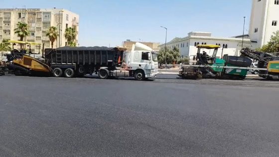 أشغال التهيئة تتواصل بفاس.. “FES AMENAGEMENT” تُغلق شارع بئر إنزران لاستكمال التزفيت و مديرها العام واقف على شغالو بيدو
