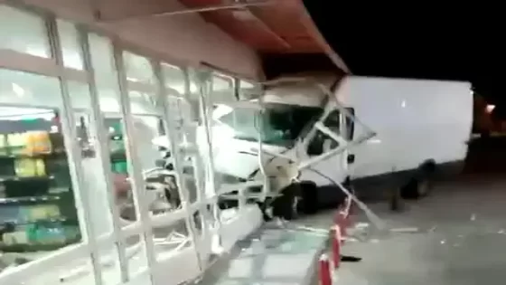 يا ربي السلامة : سيارة اقتحمت محطة د الوقود و دخلت فمحل داخل السطاسيون