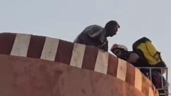 هادشي خط_ير : عنصر من البومبية طلع باش ينقذ شخص من الانتحا،ر صدق رماه من فوق الشاطو د الما في منظر مهول