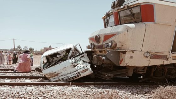 اصطدام قوي بين قطار وسيارة “بيكوب” يخلف خسائر جسيمة و ينهي حياة السائق