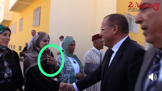 سيدة خرقات الأعراف قدّام عامل إقليم مولاي يعقوب و كاتصور فيه باللايف و هي فبروتوكول رسمي بلا حشمة بلا حيا