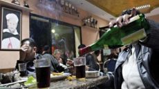 سائح أجنبي خرج من البار سكران و متسولة فالباب سرقت له 10 آلاف درهم