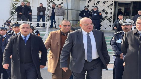 باردين الكتاف يفرضون “الزطاطة” على أصحاب السيارات بحي الرمال بمارتيل وسط صمت أمني مثير و مطالب بتدخل والي امن تطوان لوليدي بعد فشل الديفيزيونير الطاهيري
