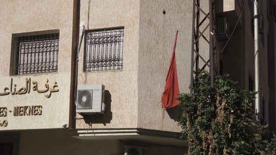 عيب و عار عليكم . . . الدرابو د البلاد مقطع و متهالك في بناية غرفة الصناعة التقليدية بفاس و رئيس الغرفة الناجي فخاري ما مسوقش