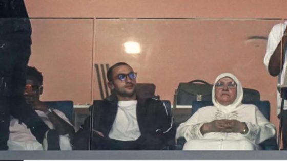 مرضي ميمتو . . .حكيم زياش ووالدته يشعلان مدرجات دونور خلال الديربي البيضاوي