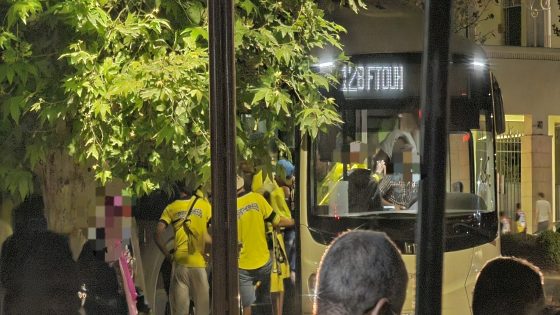 قاصرين ففاس خرجو على السيطرة و بغاو يهرسوا الطوبيسات الجداد.. وها فين وصلات تربية الزنقة