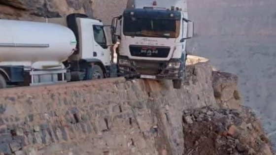 اصطدام شاحنتين في منحدر خطير ونجاة السائقين