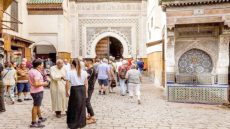 انتعاشة سياحية بمدينة فاس بعد أسابيع عجاف.. الأمن والهدوء يعيدان الثقة للسياح رغم احتجاجات جيل Z