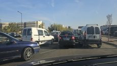 فوضى قدّام السبيطار الجامعي بفاس.. حراس الأمن دايرين البلوكاج فالسير والجولان