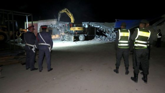 طلع للسطح و بغى يرمي راسو . . . هدم 500 مستودع عشوائي14 منها لرئيس جماعة