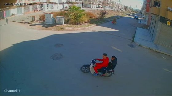 سرقة وسط النهار فمنطقة بنسودة بفاس ..جوج شفارة سرقوا صاك د المرا و هربوا بالموطور