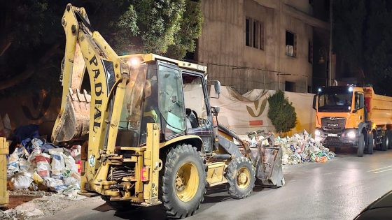 من بعد مقال الحقيقة24.. السلطات بفاس تتحرك وتنقي ركام البناء والأزبال بجرافة و كاميو