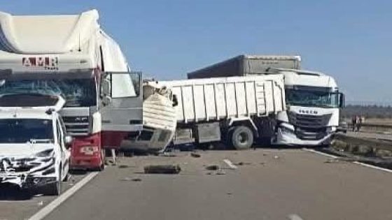 يا ربي السلامة : حادثة مروعة بين 3 شاحنات و سيارة خفيفة