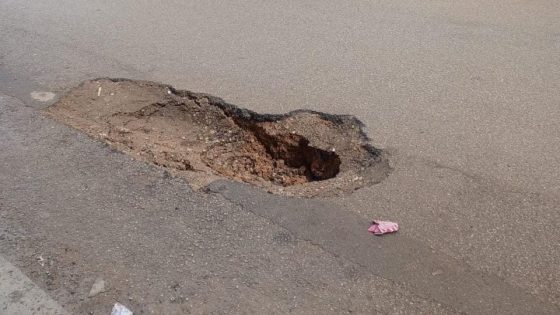 حفرة خطيرة تهدد سلامة السائقين قرب مؤسسة تعليمية بمنطة زواغة بفاس بعد أولى التساقطات