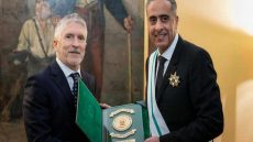 الخدمة و السكات و لا عزاء للحاقدين . . . وزير الداخلية الإسباني يوشح حموشي بوسام الصليب الأكبر