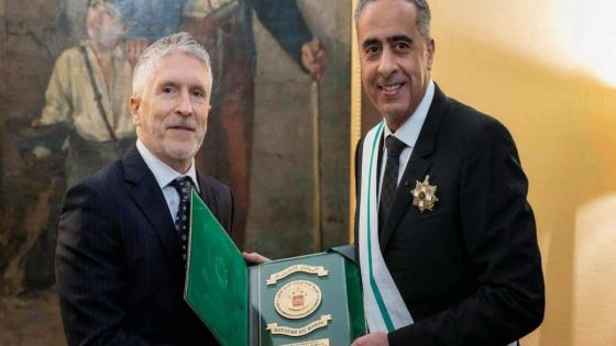 الخدمة و السكات و لا عزاء للحاقدين . . . وزير الداخلية الإسباني يوشح حموشي بوسام الصليب الأكبر