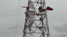 دخل في نزاع مع البنكة . . . شخص يهدد بالانت_حار فوق عمود كهربائي