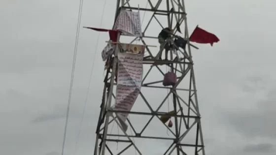 دخل في نزاع مع البنكة . . . شخص يهدد بالانت_حار فوق عمود كهربائي