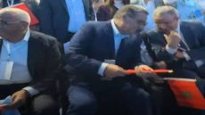 قالك رئيس حكومة . . . اخنوش طوى العلم المغربي رمز السيادة المغربية و حطُّو تحت فخدو و هز رجل فوق رجل