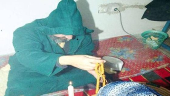 فقيه مسمي راسو “الشريف مول البركة” كيجي عندو 400 واحد فالنهار باش يداويهم ومطالب بفتح تحقيق وإغلاق المكان